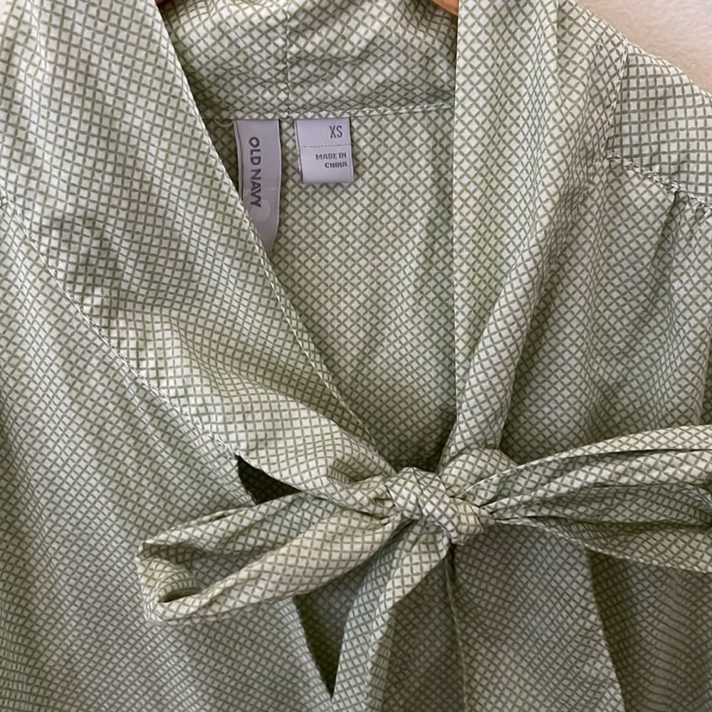 Old Navy Light Green Geometric Top with front tie XS - Picture 5 of 5
